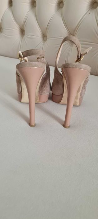 Босоножки на высоком каблуке