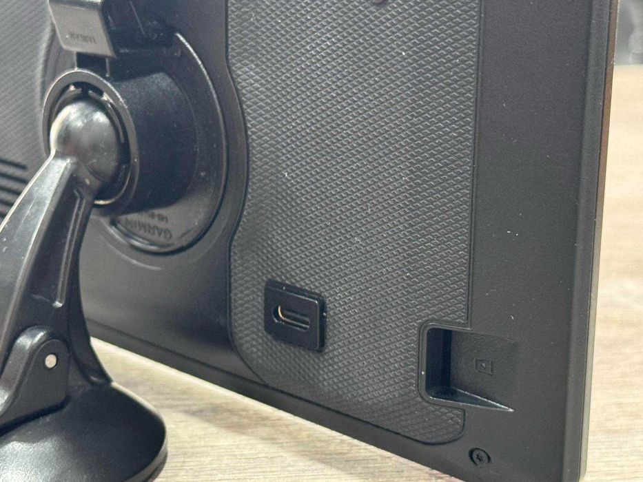 GPS навигация Garmin dēzl LGV710