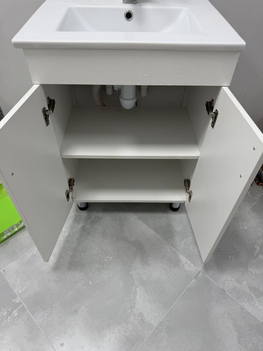 Продам раковину с тумбой и смесителем