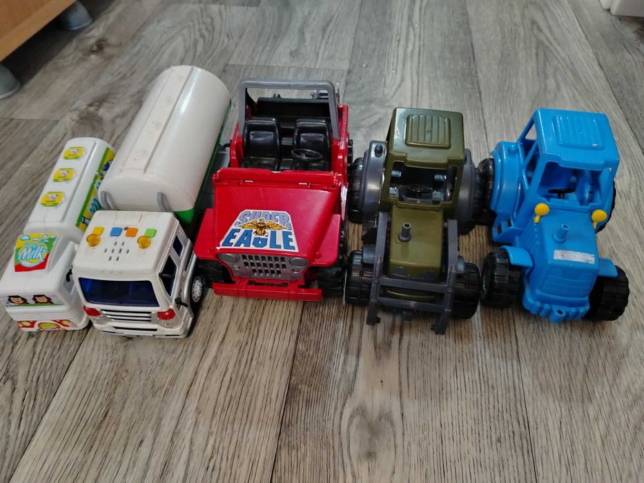 Продам игрушечные машинки трактор