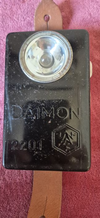 Продавам компас , ножче и фенер.