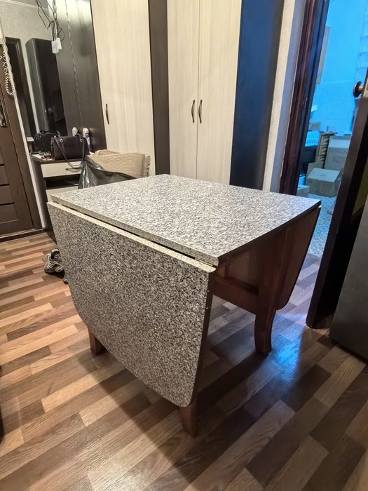 Продам кухонный стол