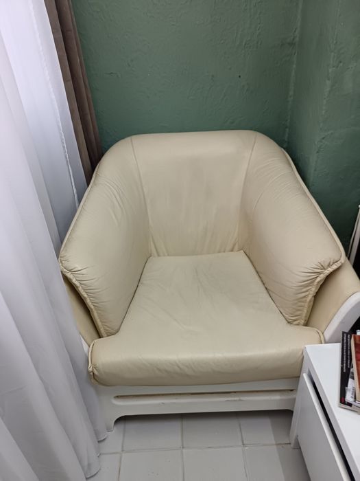 Светъл фотьойл кожа и дърво