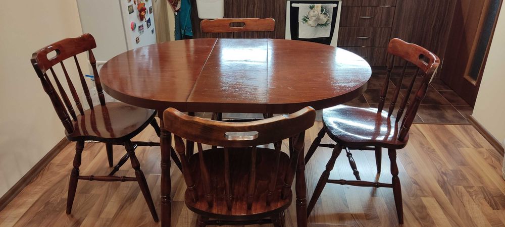 Трапезна разтегателна маса с четири стола.