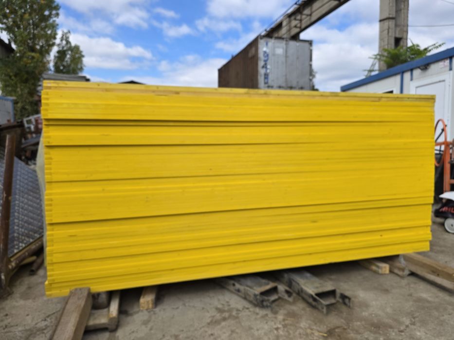 Продажба на жълти кофражни платна.