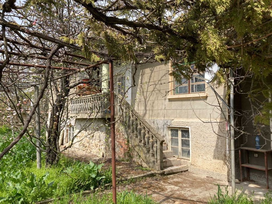 Двуетажна къща в село Хотница