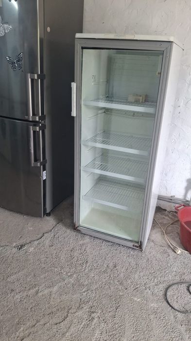 Продам холодильную витрину