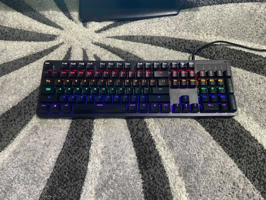 Монитор Dell LCD ; Клавиатура Trust GXT