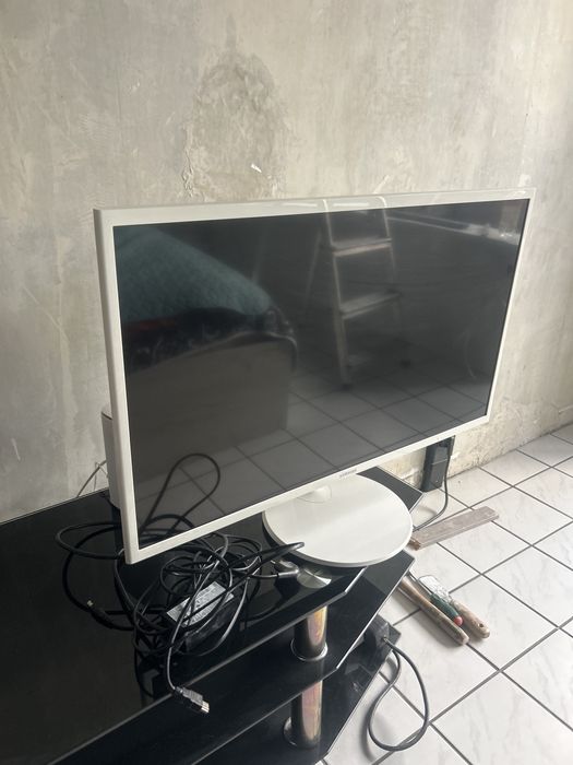 Монитор Samsung + Черна стъклена маса