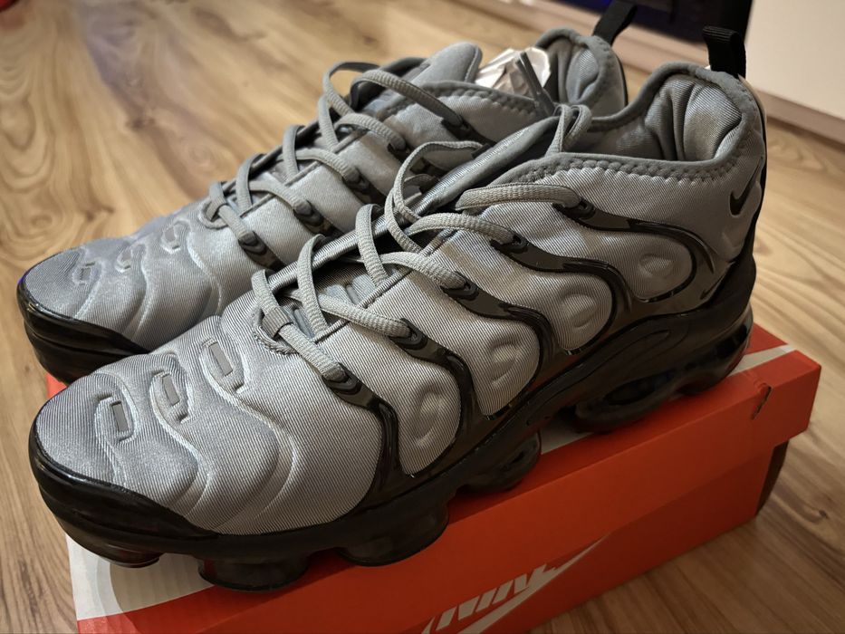 NIKE Vapormax Plus Cool Grey & Black