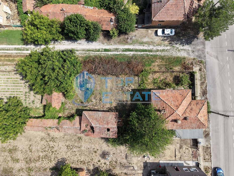 Двуетажна тухлена къща в село Драгомирово