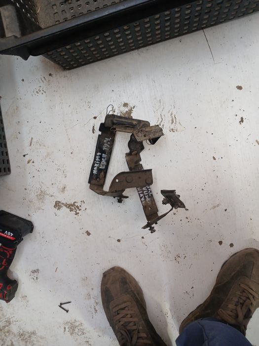 Крепления противотуманки Нисан Максима А32