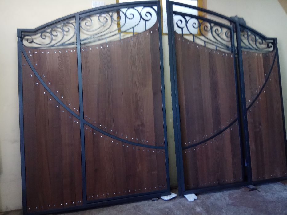 Porti fier forjat cu lemn