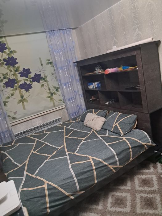 Продам кровать с полочками