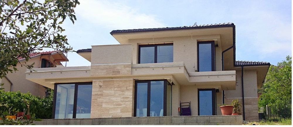 Firma de constructii executa: Case la cheie-Case la rosu-Mansardari