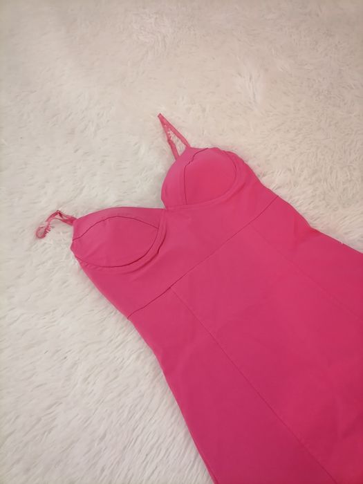 Розова рокля с вградени подплънки