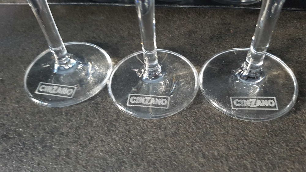 Стъклени чаши за вино, шампанско.