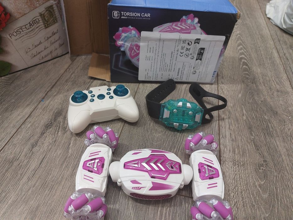 Masina cu telecomanda și controller de mana