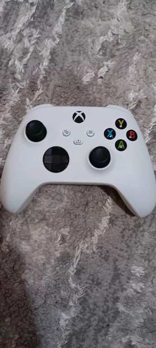 Vând Xbox seria x sau schimb cu un pc si încă 1000 de lei