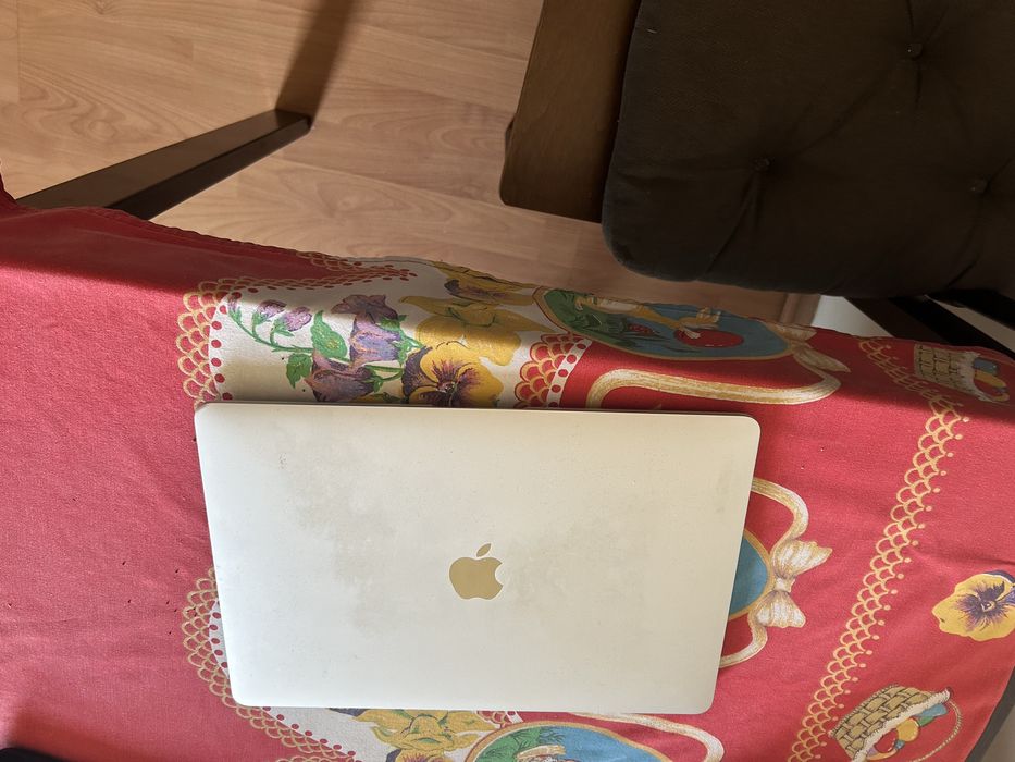 macbook air M1, intretinut in buna stare cu cateva zgarieturi fine pe carcasa