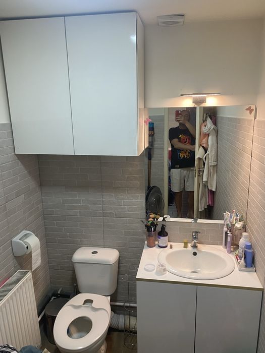 Se vinde un apartament cu 3 camere, central și cu “cămară” mare