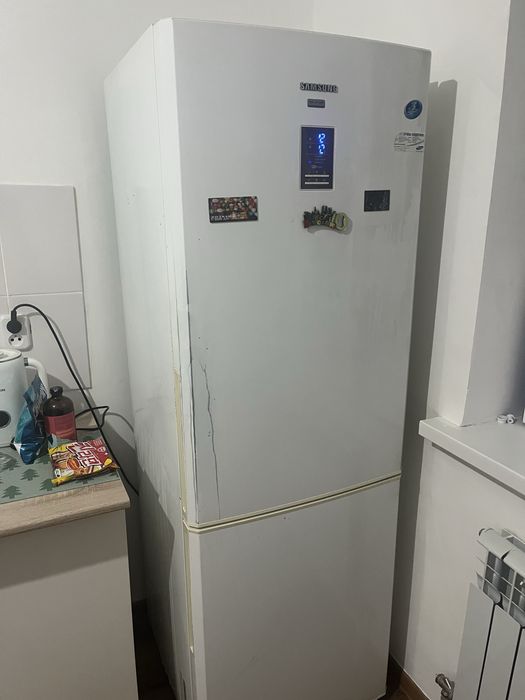 Холодильник с морозильной камерой