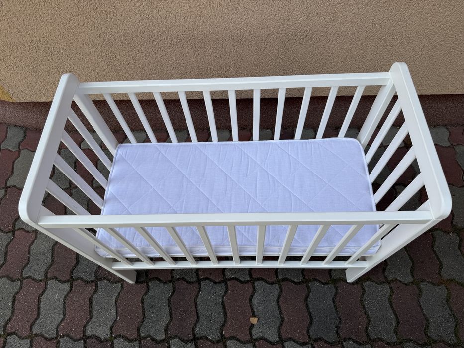 Patut Bebe din lemn masiv Woodies 90x40 , laterale reglabile, cu saltea cocos si cearsaf impermeabil