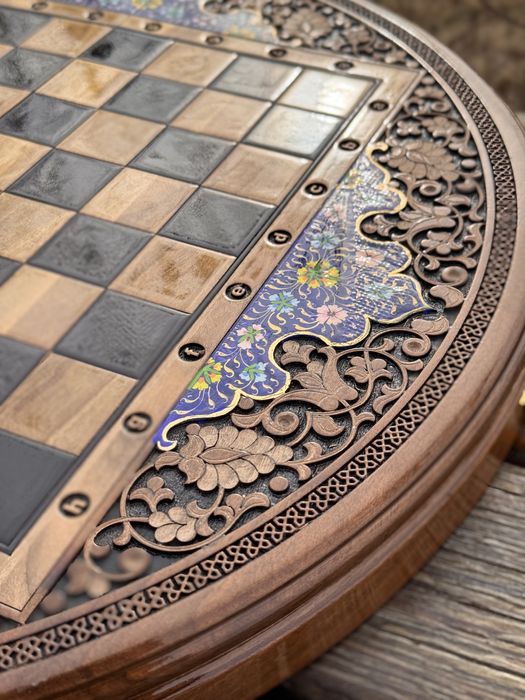 Shaxmati dumaloq 45sm yongʻoq darahtidan ishlangan.Toʻliq oʻqing