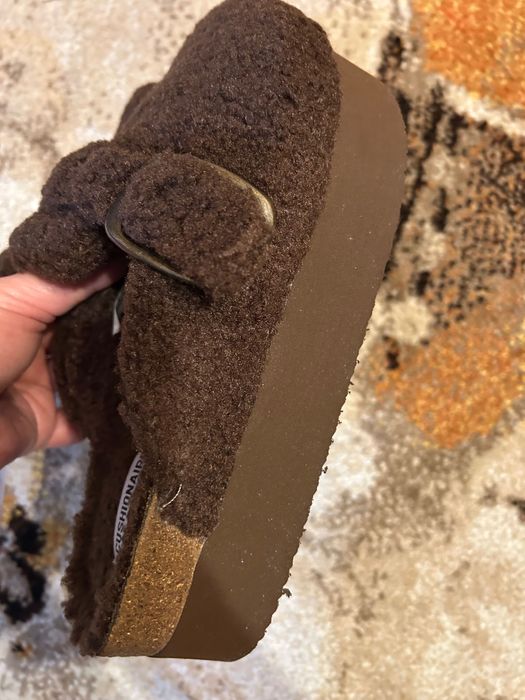 Топли кафяви пантофи