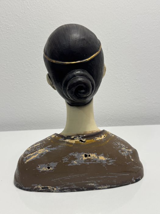 Statueta teracota, bust de femeie. Lucrata si pictata manual. Veche