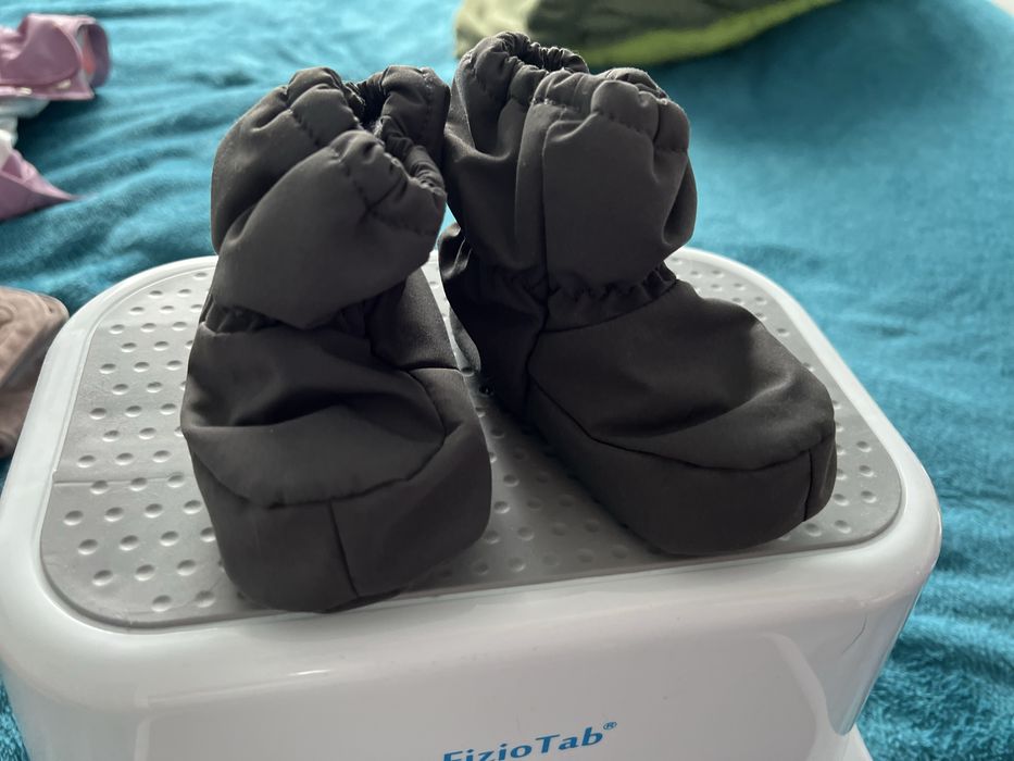 Papuci bebelusi H&M pentru carucior