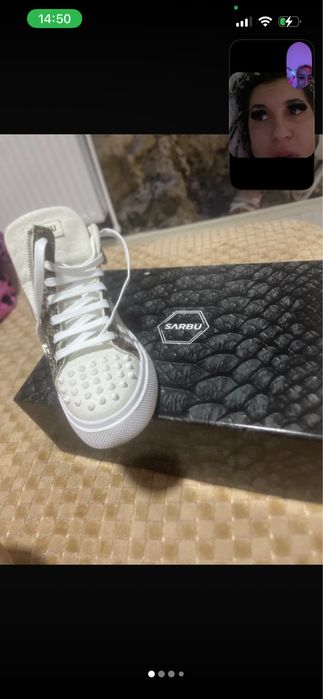 Adidasi sarbu noi cu eticheta