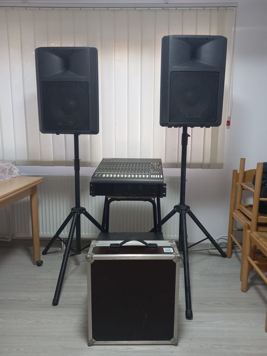 Vand doua boxe 12 inch, mixer, amplificator ,2 stative, reverb