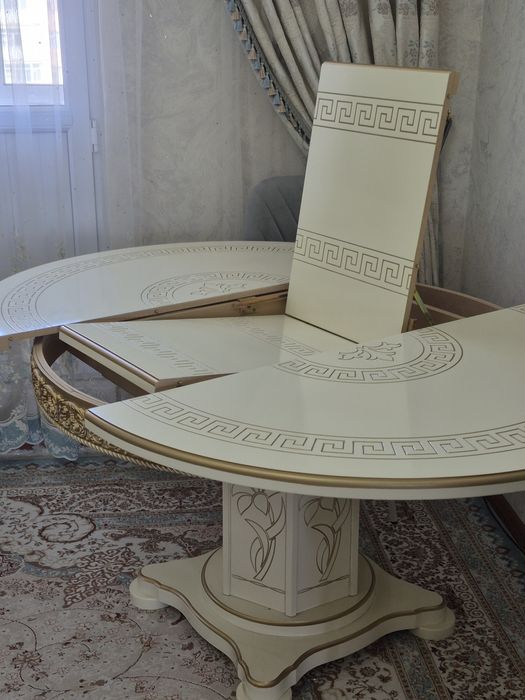 Стол для гостиной