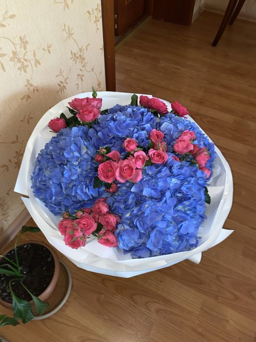 Букет из гортензии и кустовых роз