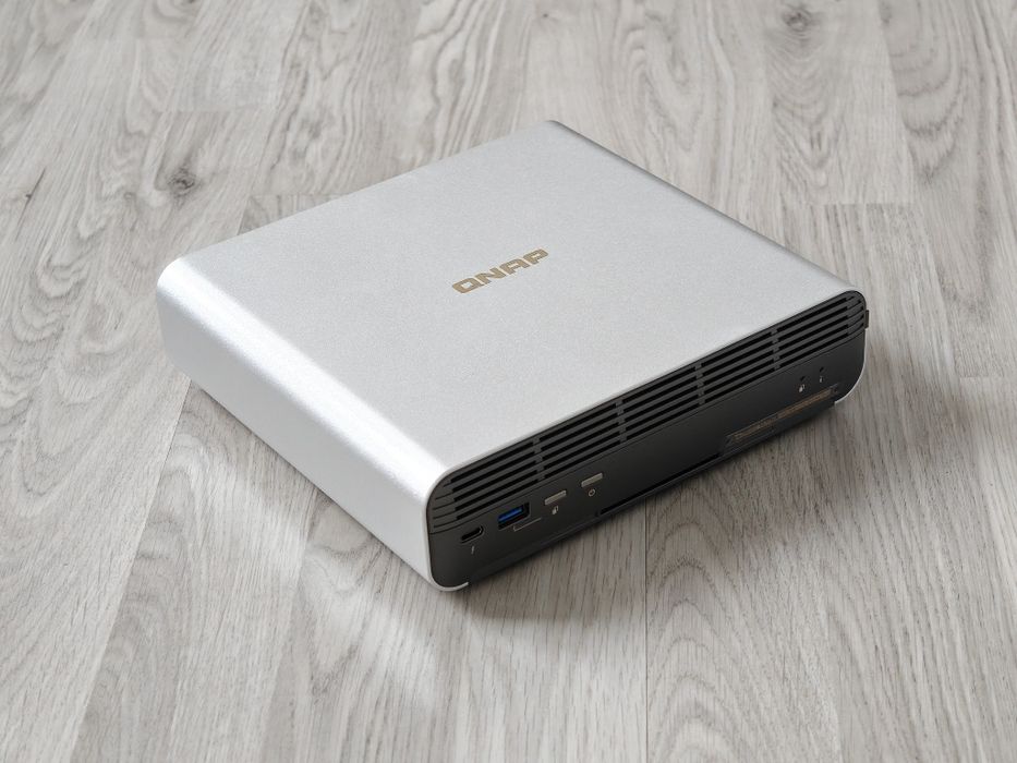 NAS QNAP tbs-h574tx nou