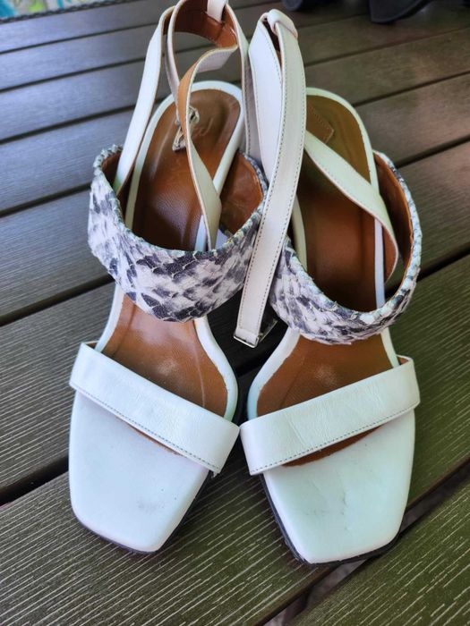 Бели сандали на ток - естествена кожа
