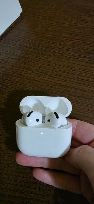 AirPods 4 (fără ANC), stare foarte bună, funcționale 100%