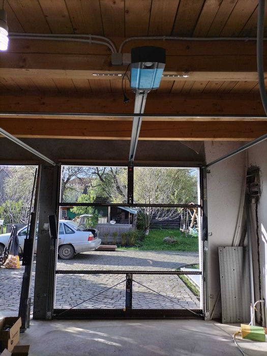 Ușă de garaj automatizată