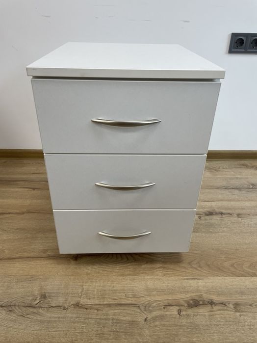 Регулируемо бюро с контейнер