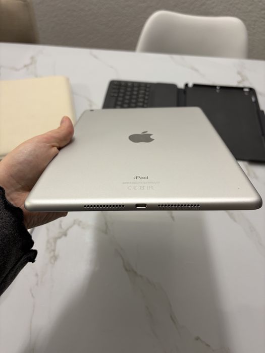 Ipad 8 128gb WIFI + Apple pencil 1 + Logitech keyboard