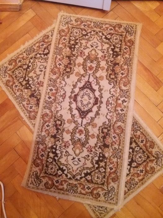 Vand carpete cu/ fara ciucuri, si dormitor