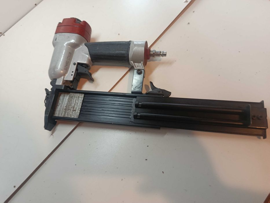 Pistol cuie tabla finisaje paleti tamplarie cabane lemn pneumatice pe aer MEEC BOSSTICH AerFast EverWin