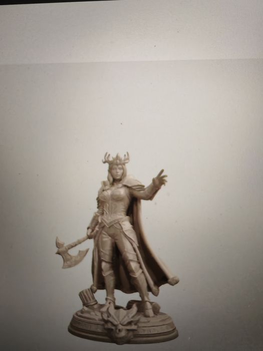 Figurină Colecție Dark Fantasy – Războinică cu Secure și Bază Dragon 3D Premium