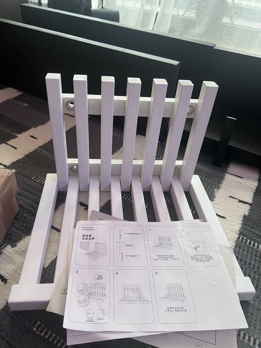 Чисто нови 2 броя падащи дървени столове за стена