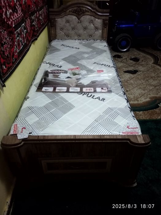 Односпальная кровать.