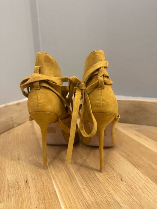 Sandale cu toc marimea 38 culoare mustar