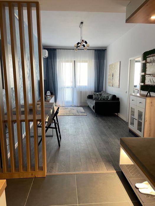 Ofer spre inchiriere apartament cu 3 camere cu loc de parcare