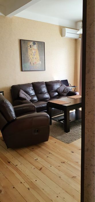 Продавам кожен диван