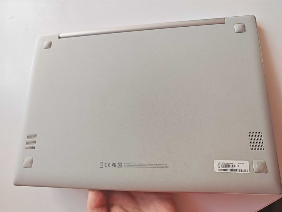 Laptop slim de 14" Samsung Galaxy Book2 Go NP345XLA,  Windows 11, baterie aproximativ 10 ore sau dezmembrez